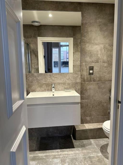 Stunning 2 Bed/2Bath Flat In Heart Of Kensington Apartment Лондон Екстериор снимка
