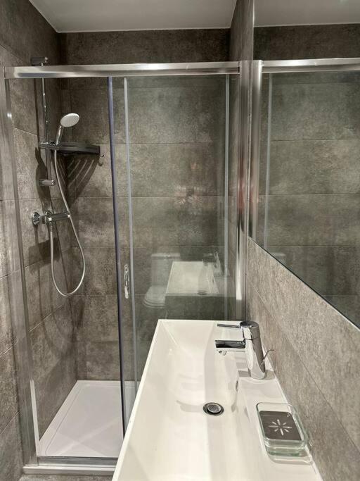 Stunning 2 Bed/2Bath Flat In Heart Of Kensington Apartment Лондон Екстериор снимка